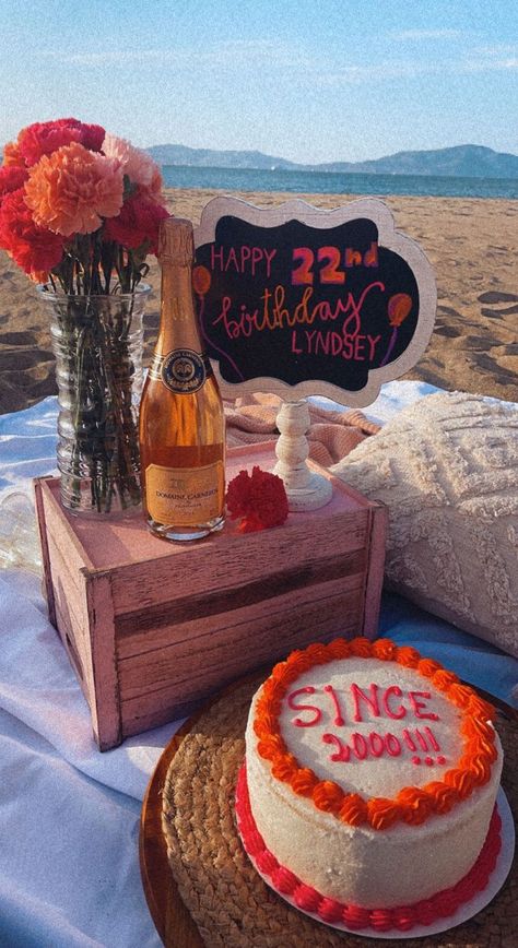 Birthday Cake Ideas Flowers, Cake Ideas Flowers, Picnic Setup Ideas, Birthday Beach Picnic, Sunset Beach Picnic, 27th Birthday Cake, 22nd Birthday Ideas, Beach Birthday Decorations, Beach Picnic Party