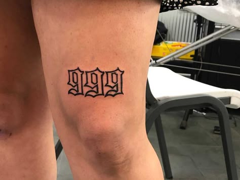 999 Tattoo Above Knee, 999 Tattoo Men, 999 Tatoos, 1999 Knee Tattoo, 999 Tattoo Fonts, Old English Tattoo Ideas, Juicewrld Tattoo Ideas, 999 Juice Wrld Tattoo, Live Fast Tattoo