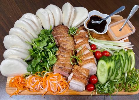 Rice Charcuterie Board, Chinese Charcuterie Board Ideas, Chinese Grazing Board, Asian Food Display, Dumpling Charcuterie Board, Viet Wedding Food, Hmong Charcuterie Board, Chinese Food Charcuterie Board, Bao Bun Platter