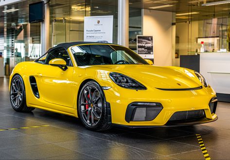 Porsche Spyder 718 racing yellow Yellow Cars Aesthetic, Cars Porche, Porsche 718 Spyder, Porsche Convertible, Yellow Porsche, 718 Spyder, Porsche Spyder, Carros Porsche, Porsche Gts