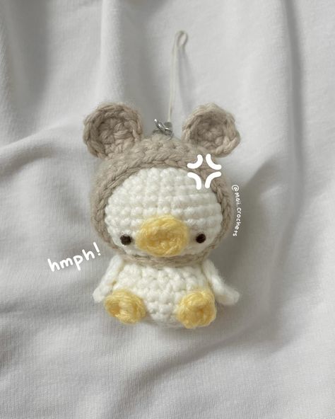 ( •ө• ) I stumbled upon this duck pattern by @herby_kerby and I literally fell in love it’s so adorable . ݁₊ ⊹ . ݁˖ . ݁ I didn’t have green yarn for the hat 😿💔 so I had to resort to brown yarn to make it have a bear hat So now he’s a tiny duckling that wishes to become a strong and tough bear 🧸˗ˏˋ 𓅰 ˎˊ˗ ᯓ ᡣ𐭩 free pattern by: @herby_kerby ˚₊· ͟͟͞➳❥ #crochet #crochetlove #crochetersofinstagram #crocheter #crochetduck #crochetinspiration #crocheting #crochetplushie #crochetamigurumi #amigur... Crochet Bear Keychain Free Pattern, Cute Crochet Keychain Patterns, Ducky Crochet, Crochet Bear Keychain, Duck Crochet Pattern, Crochet Bear Hat, Crochet Brown, Easy Amigurumi Pattern, Brown Yarn