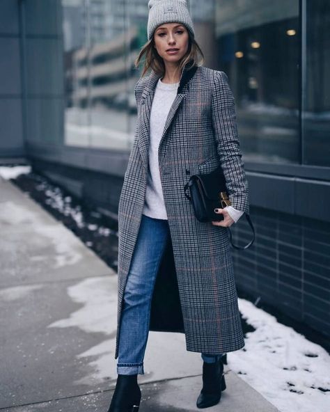 @theaugustdiaries steps out wearing the Liya High Rise Classic in Fade out. Plaid Coat Outfit, Long Plaid Coat, Fall Fashion Coats, Mode Shoes, Toronto Fashion, Coat Outfit, Plaid Coat, Winter Outfits For Work, Casual Work Outfits