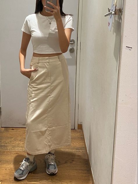 Cream Skirt Outfit Summer, Long Cream Skirt Outfit, Cream Maxi Skirt Outfit, Beige And White Outfit, Cream Skirt Outfit, Closet Capsule, Jean Skirt Fashion, Ulzzang Outfit, Simple Casual Outfits