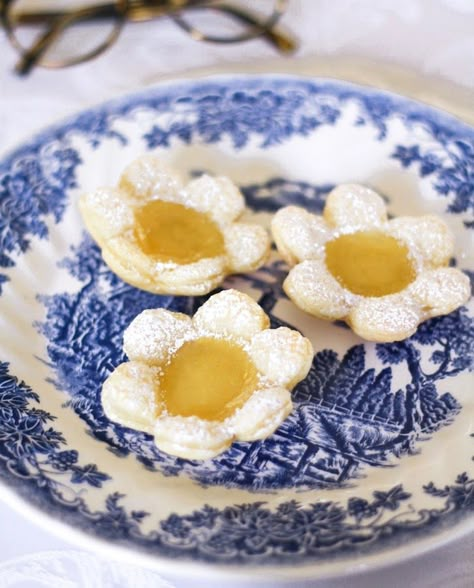 Flower Lemon Tarts, Lemon Tartlets Recipe, Diy Afternoon Tea, Lemon Curd Tartlets, Lemon Tartlets, Tart Pastry, Flower Desserts, Flower Birthday Party, Processor Recipes