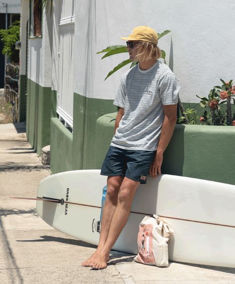 Outerbanks Aesthetic Outfits Men, Mens Surfer Style Outfits, Surfer Boy Aesthetic Outfit, Surfer Outfit Men, Surf Fits, Surfer Guy Style, Surfer Boy Outfits, Surfer Style Outfits, Mens Surfer Style