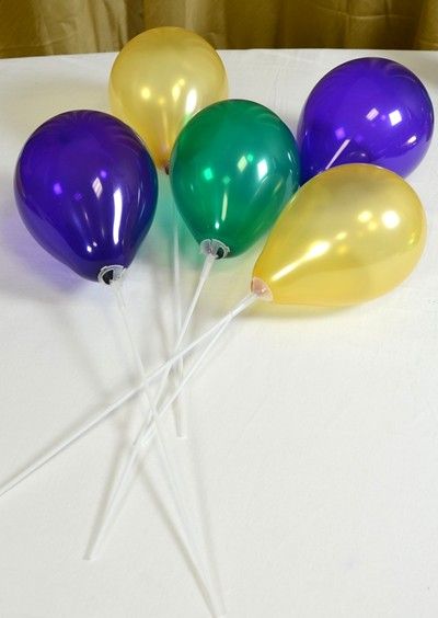 Party Ideas by Mardi Gras Outlet: Air-filled Balloon Centerpieces: Ideas & Tutorials Ballon Sticks Ideas, Balloon Sticks Ideas Diy, How To Use Balloon Sticks, Balloons On Sticks, Balloon Centerpieces Diy, Stick Centerpieces, Balloon Table Centerpieces, Mardi Gras Theme, Mardi Gras Centerpieces