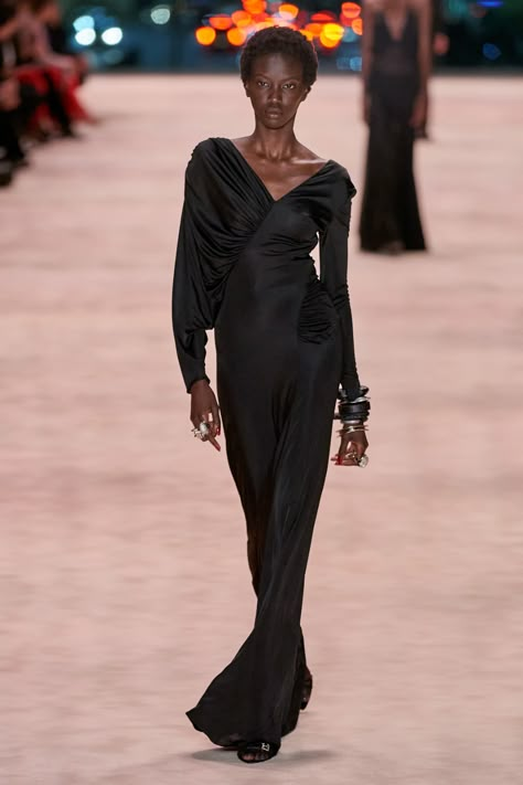 Saint Laurent Fall 2022 Ready-to-Wear Collection | Vogue Saint Laurent Fall 2022, Ysl Fashion Show, Ysl Dress, Ysl Fashion, Event Outfit, Moda Vintage, Fall 2022, Fashion Show Collection, Kimonos