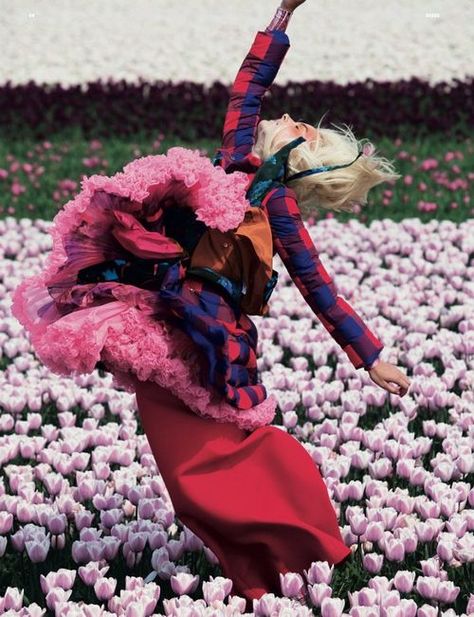 . Bloom Fashion, Viviane Sassen, Mode Editorials, Dazed And Confused, Harper's Bazaar, Mode Inspiration, Moda Fashion, Fashion Photo, In The Middle