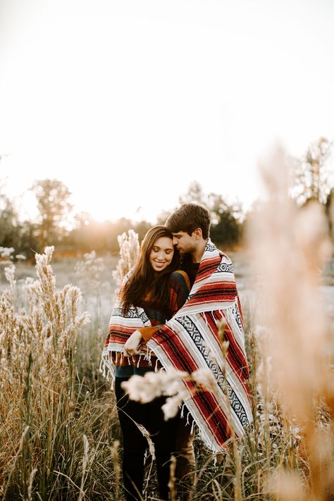 Fall Family Photos With Blanket, Fall Blanket Photoshoot, Blanket Engagement Photos, Couple Blanket Pictures, Blanket Engagement Pictures, Couples Blanket Pictures, Blanket Photoshoot Ideas, Engagement Photos Blanket, Couples Blanket Photoshoot