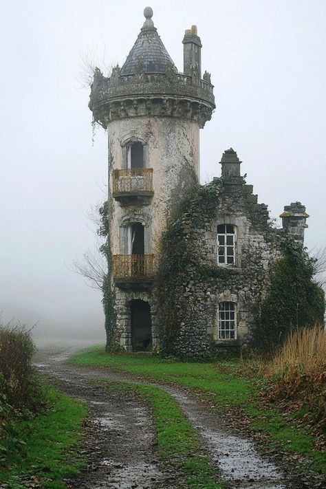 Abandoned House Photography, Cottage Core Castle, Abandoned House Aesthetic, Abandoned Places Aesthetic, Abandoned Manor, Tiny Glade, Aesthetic Buildings, Practical Home Decor, Small Castles