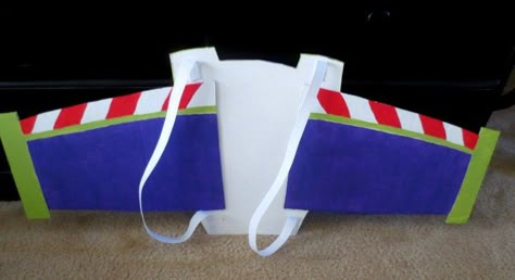 DIY Buzz Lightyear Wings – crafting is sanity Fantasias Toy Story, Disfraz Buzz Lightyear, Buzz Costume, Buzz Lightyear Halloween Costume, Buzz Lightyear Wings, Disfraz Toy Story, Sew Halloween, Buzz Lightyear Backpack, Buzz Lightyear Birthday Party