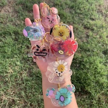 Army Accessories, Kpop Diy, Resin Jewelry Diy, Bts Merch, Diy Resin Art, Bts Drawings, Cute Keychain, Baby Outfits, Resin Diy