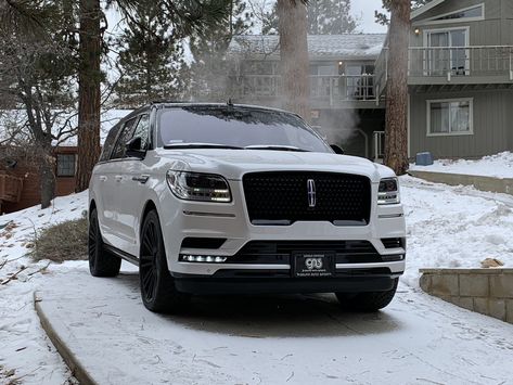 White Lincoln Navigator, 2018 Lincoln Navigator, Luxurious Things, Dream Cars Range Rovers, Range Rover Supercharged, Girly Car Accessories, Mom Car, Girly Car, Car Goals