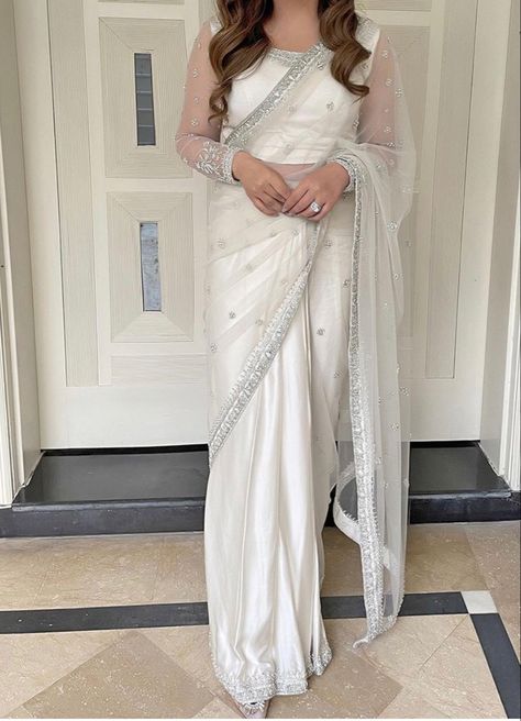 White Saree Blouse, Off White Saree, Bishop Sleeve Blouse, Saree Jackets, Saree Ideas, Sarees For Girls, Full Sleeve Blouse, Fancy Sarees Party Wear, White Saree