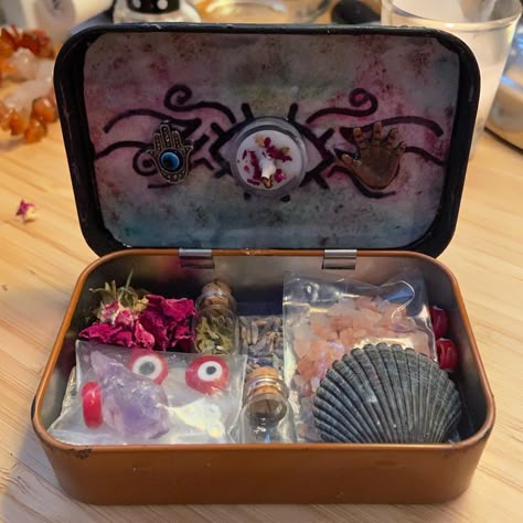 Mini Altar, Witch Room, Altoids Tins, Mint Tins, Witchy Crafts, Witch Stuff, Witch Aesthetic, Green Witch, Witchy Things