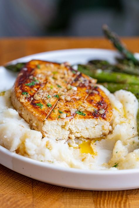 This Garlic Butter Tofu is officially my new FAVORITE tofu recipe! It's such a great meal to make for guests and it's surprisingly easy to throw together! Once you marinate it, you only need a handful of simple ingredients to finish it off! Tofu Dinner Recipes, Tofu Dinner, Butter Tofu, Tofu Recipes Easy, Slow Cooker Pasta, Tofu Recipe, Vegan Entree, Meals Easy, Food Mood