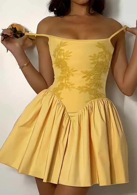 Introducing our Yellow Applique Satin Homecoming Dresses A-Line Mini Party Gown! Made with high-quality satin and adorned with delicate appliques, this dress is sure to turn heads at any event. With its flattering A-Line cut and mini length, it's the perfect choice for a chic and stylish party outfit. Don't miss out on this must-have addition to your wardrobe! Details: Dress Style: A-Line Color: Yellow Sleeves: Sleeveless Back Style: Zipper Dirndl Outfit, Puffy Dresses, Satin Homecoming Dress, 1920s Flapper Dress, Puff Dress, Plunge Dress, England Style, Mini Robes, Pregnancy Maxi Dress