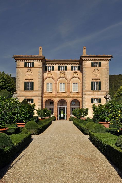 Entrance to grand villa with manicured hedges down the side of a pebble pathway. Villa Cetinale, Tuscan Landscaping, Tuscany Villa, Famous Gardens, Toscana Italia, Tuscan Villa, Living In Italy, Luxury Villa Rentals, Italian Villa