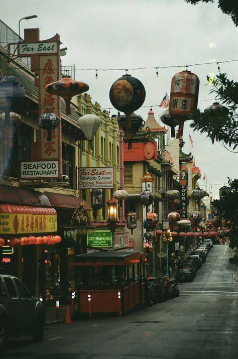 San Fran China Town, San Francisco Chinatown Aesthetic, San Francisco 60s, San Francisco Street Photography, San Francisco Aesthetic Photos, Battery Spencer San Francisco, San Francisco City Aesthetic, Fall San Francisco, San Francisco Fall Aesthetic