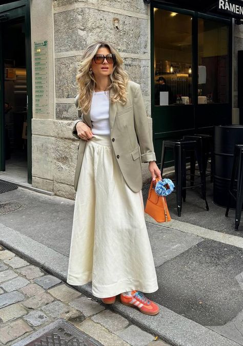 Modest And Stylish Outfits, Colorful Modest Outfits, White Silk Skirt Outfit, Office Skirt Outfit, Beige Skirt Outfit, Early Fall Fashion, A Line Skirt Outfits, Skirt Outfit Fall, Early Fall Outfits