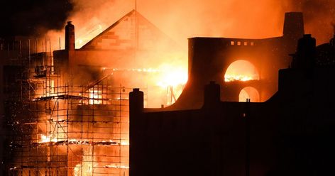 Glaswegians and former students shared their heartbreak over the harrowing scene after a fire took hold of the iconic Charles Rennie MackIntosh building. Burning School, Fire Painting, Glasgow School, Charles Rennie Mackintosh, Rennie Mackintosh, Glasgow School Of Art, Green Architecture, Gone For Good, School Of Art