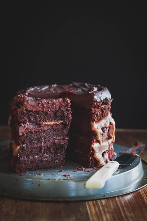 Caramel Layer Cake, Chocolate Caramel Fudge, Chocolate Layer Cake Recipe, Layer Cake Recipes, Caramel Fudge, Chocolate Layer Cake, Fudge Cake, Triple Chocolate, Theobroma Cacao