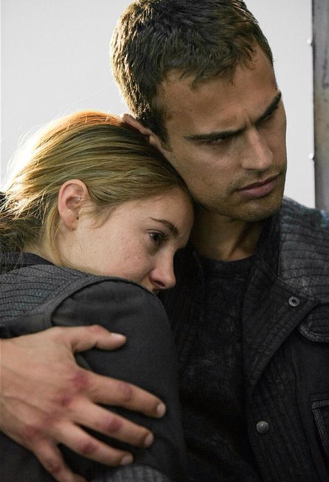 Tobias Eaton (Theo James) and Tris Prior (Shailene Woodley) in Divergent - The train scene. Divergent Cast, Divergent 2014, Divergent Theo James, Divergent Tris, Tris And Tobias, Divergent Four, Tris And Four, Divergent Movie, Tobias Eaton