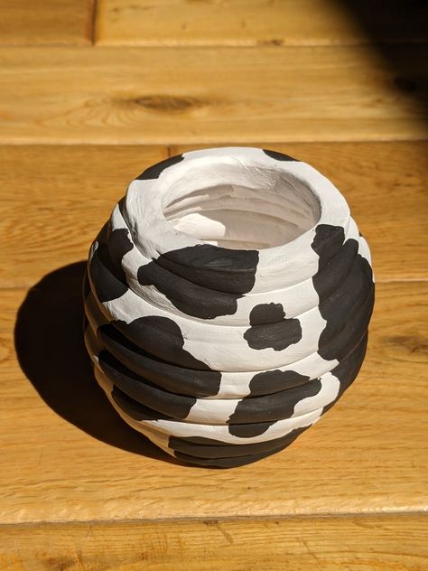 A cute little ceramic coil pot painted with acrylics Pitch Pots Ideas Clay, Animal Coil Pots, Coil Pot Designs, Coil Pot Ceramics, Coiling Clay, Coil Ceramics Ideas, Clay Coil Pots, Coil Pots Ideas, Coil Pottery Ideas