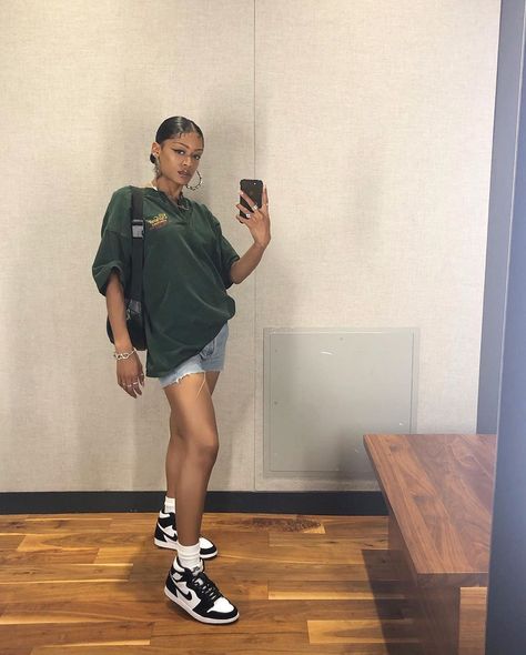 Jordan Outfits Womens, Look Hip Hop, Air Jordan 1 Outfit Women, Looks Hip Hop, Mode Ulzzang, Jordan 1 Outfit, Jordan Outfit, Jordan Outfits, Streetwear Mode