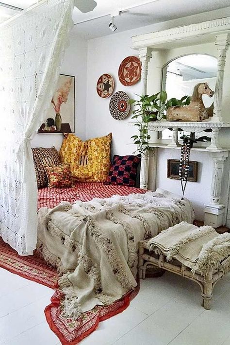 Modern Boho Chic Bedroom, Bohemian Modern Bedroom, Living Room Decoration Ideas, Boho Headboard, Modern Boho Chic, Boho Bedroom Furniture, Bedroom Minimalist, Bedroom Trends, Apartment Bedroom Decor