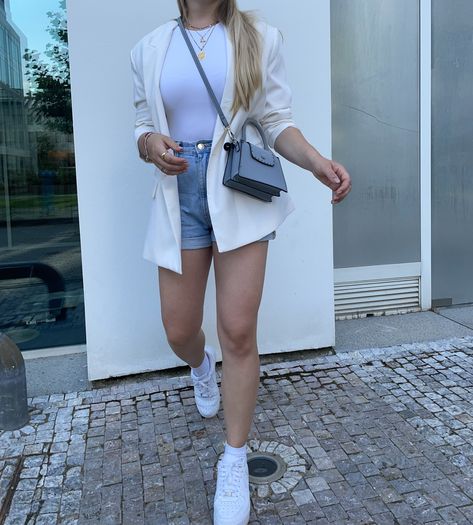 Blazer With Shorts And Sneakers, Zara Basic Top Outfit, White Blazer With Shorts, Shorts And Trainers Outfits, Styling White Airforce, White Nike Blazer Outfit, White Airforces Outfit, Airforce Outfits, Zara White Blazer