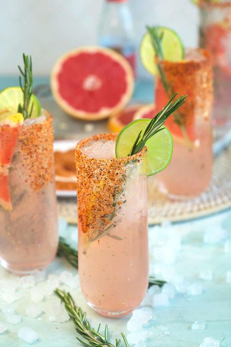 Fruity and refreshing, this easy Paloma Cocktail is made with tequila, lime juice and grapefruit soda. A classic Mexican drink. Birthday Cocktail Ideas, Grad Party Drinks, Tequila Painting, Tequila Paloma, Disco Garden Party, Drinking Aesthetic, Paloma Drink, Tequila Based Cocktails, Cocktails Night