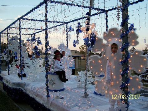 Snowman Float Ideas, Christmas Movie Float Ideas, Diy Parade Float Ideas, Frozen Parade Float, Winter Parade Float, Diy Parade Float, Christmas Light Parade, Holiday Parade Floats, Parade Float Diy