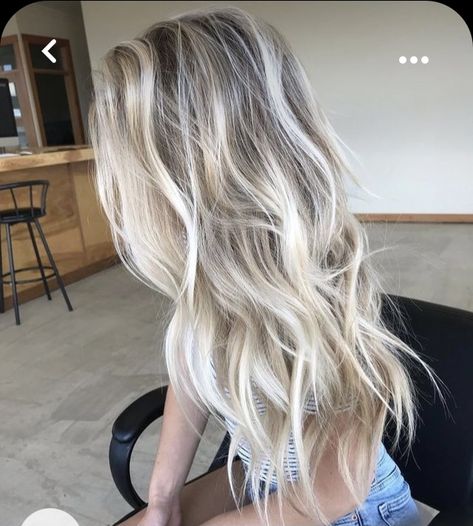 Blonde Hair With Roots, Bright Blonde Hair, Summer Blonde Hair, Icy Blonde Hair, Kadeřnické Trendy, Dark Roots Blonde Hair, Blonde Hair Inspiration, Blonde Hair Shades, Balayage Hair Blonde