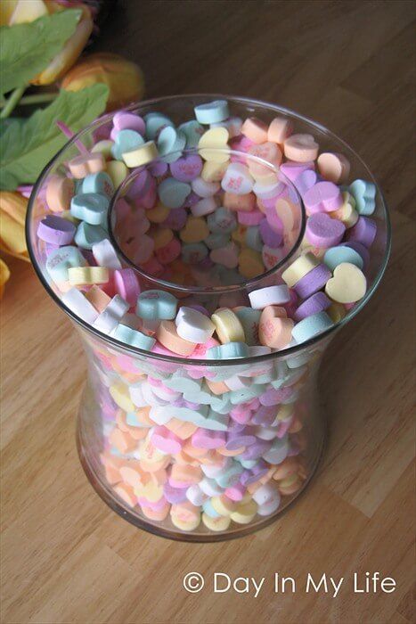 Candy Hearts Crafts, Saint Valentin Diy, Valentines Bricolage, Valentine Centerpieces, Diy Valentine's Day Decorations, Intimate Dinner, Diy Valentines Decorations, Diy Candle Holders, Candy Hearts