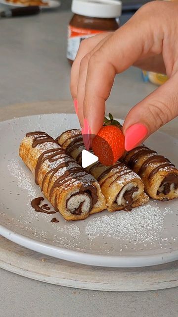 Dessert Canapes Ideas, Toast Bread Ideas, French Toasr, How To Make French Toast, Breakfast With Nutella, French Snacks, Breakfast Videos, Snack Sani, French Toast Rolls