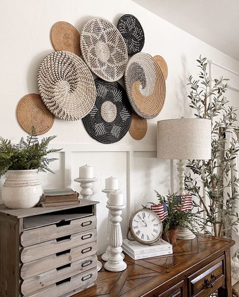 Basket Collage On Wall, Basket Walls Boho Living Room, Basket Walls Boho, Basket Wall Decor Boho, Basket Walls, Woven Basket Wall Decor, Wall Arrangements, Baskets Decor, Rattan Wall Decor