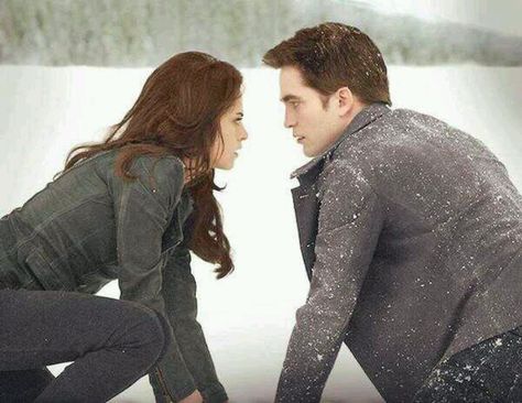 Bella & Edward en la nieve :) <3 Twilight Breaking Dawn Part 2 Aesthetic, Breaking Dawn Part 2 Aesthetic, Twilight Aesthetic Breaking Dawn Part 2, Bella Swan Breaking Dawn Part 2, Twilight Saga Breaking Dawn Part 2, Breaking Dawn Aesthetic, Bella Y Edward, Twilight Breaking Dawn Part 2, Twilight Fanfiction