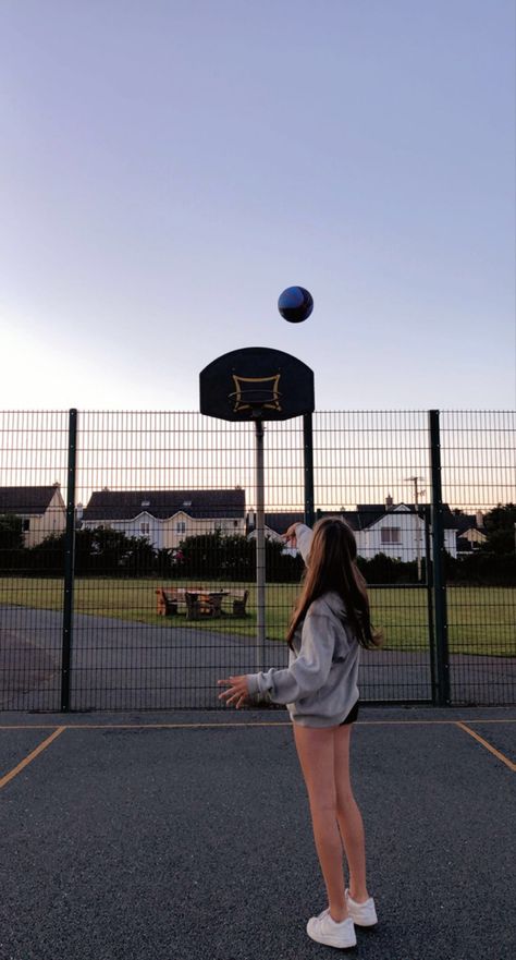 aga nasip olursa me is şok uhdbhjvsgdvufyhdx Sports Girl Aesthetic, Basketball Game Aesthetic, Bola Jaring, Photos For Vision Board, Basketball Aesthetic, Girl Basketball, Creating A Vision, Basketball Background, Game Aesthetic