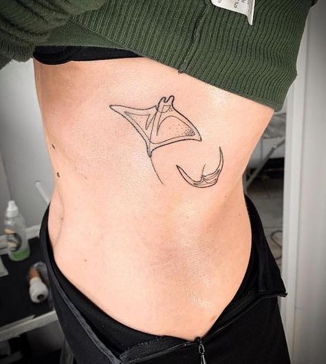 Mini Tattoo Ideas, Manta Ray Tattoo, Stingray Tattoo, Ray Tattoo, Tattoo Spots, Small Pretty Tattoos, Cute Tiny Tattoos, Tattoos Designs, Manta Ray