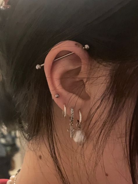 Piercings Ear Aesthetic, Ears Piercing Ideas, Piercing Ideas Ears, Industrial Piercing Ideas, Industrial Piercing Aesthetic, Gold Industrial Piercing, Aesthetic Ear Piercing, Piercing Layout, Piercing Ear Ideas