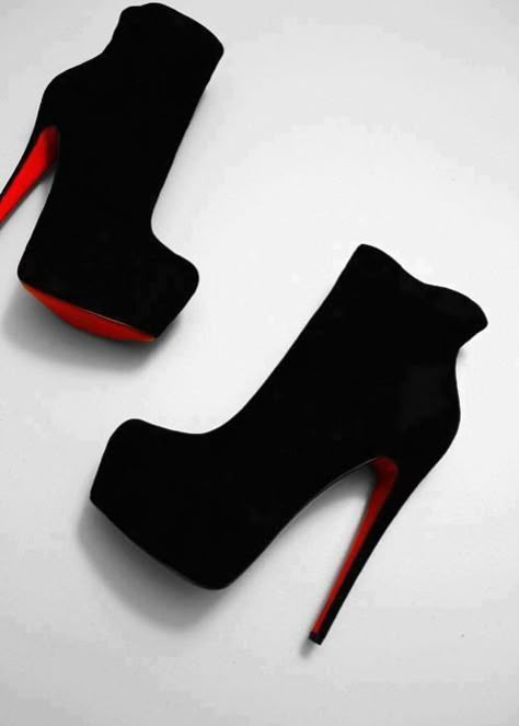 Love These Boots Áo Blu, Christian Louboutin Outlet, Trik Fotografi, Red Bottoms, Crazy Shoes, Shoe Obsession, Louboutin Shoes, Christian Louboutin Shoes, Cute Shoes