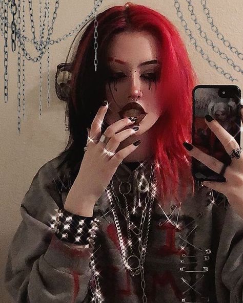 Black And Red Hair, Goth Eye Makeup, Red Goth, Vibrant Hair, Goth Hair, Alt Makeup, Girls With Black Hair, Dyed Hair Inspiration, Hair Inspiration Short