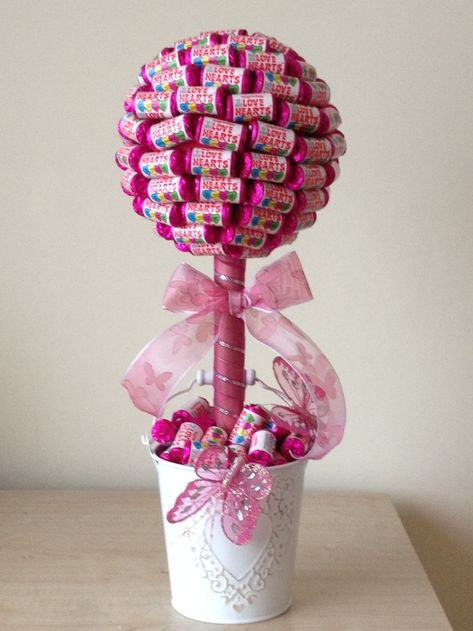 Candy Topiary, Candy Trees, Candy Gifts Diy, Candy Arrangements, Candy Centerpieces, Sweet Hampers, Candy Bouquet Diy, Idee Babyshower, Candy Tree