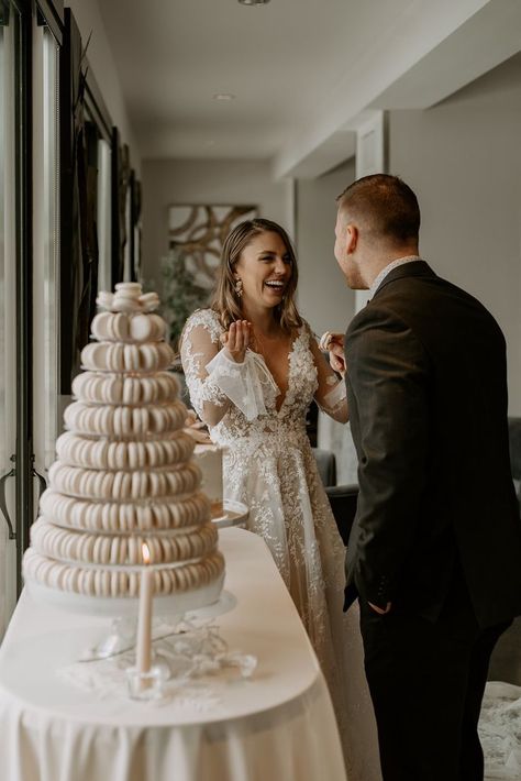 Macaron Tower Wedding, Macaron Wedding Cake, Macaron Wedding, Mini Patisserie, Alternative Wedding Cakes, Wedding Macarons, Dark Green Wedding, Macaron Tower, Old Hollywood Wedding