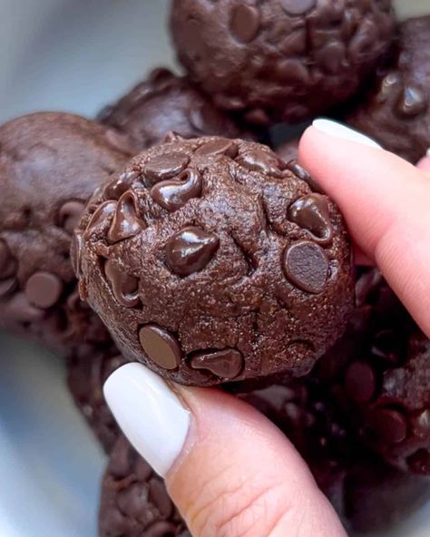 No-Bake Super Delicious Brownie Protein Bites Recipe | www.healthyfitnessmeals.com | Protein truffle bites | Protein balls | Healthy Brownie Bites | #proteinbites #brownieBites #healthytruffles Christmas Protein Balls, Protein Balls Without Oats, Healthy Brownie Bites, Truffle Bites, Protein Bites Recipe, Protein Balls Healthy, Healthy Brownie, Pregnancy Snacks, Chocolate Fan