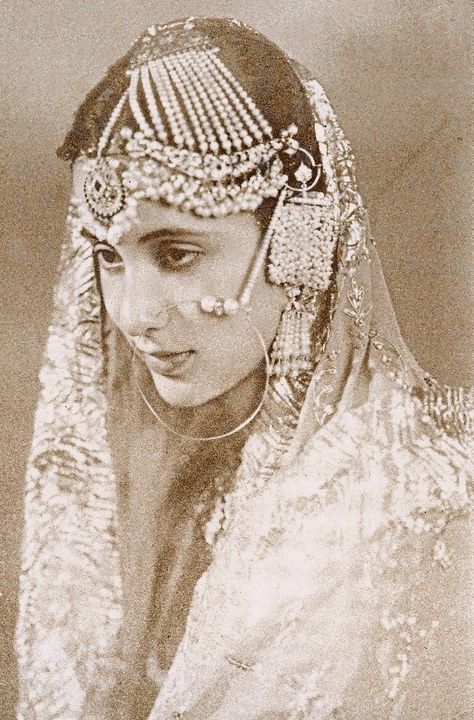 Click this image to show the full-size version. Royal Indian, Indian Princess, Vintage India, Vintage Bollywood, Desi Wedding, We Are The World, Indian Aesthetic, Indian History, Royal Jewels