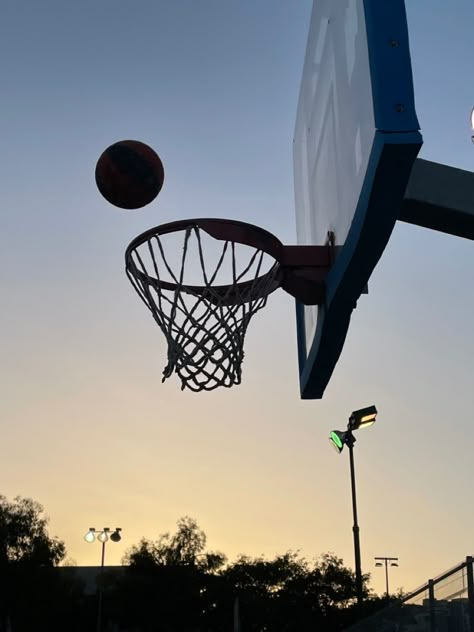 Basketball Things, Basketball Vibes, Skeleton Pics, Cool Basketball Wallpapers, Playlist Covers Photos, Ball Aesthetic, Picture Banner, Basket Sport, Dark Skin Men