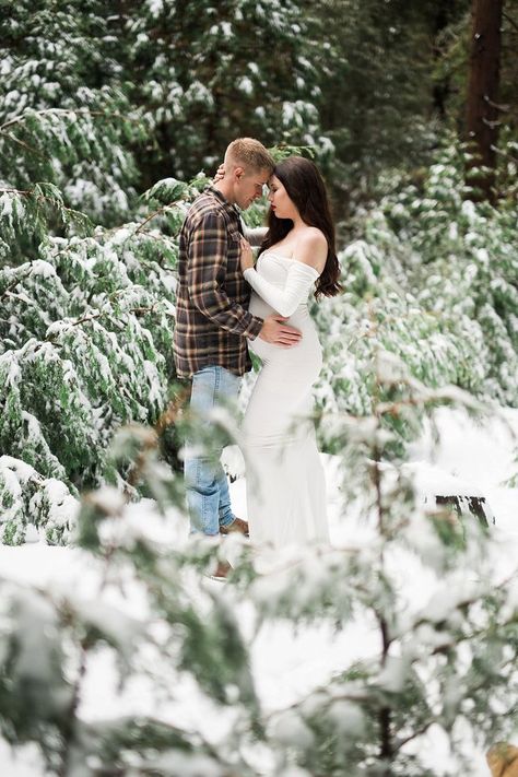 Winter Maternity Photos Outdoor, Red Dress Photography, Snow Maternity Photos, Maternity Christmas Pictures, Winter Pregnancy Photoshoot, Winter Maternity Pictures, Maternity Photography Winter, Couple Maternity Poses, Photo Session Ideas