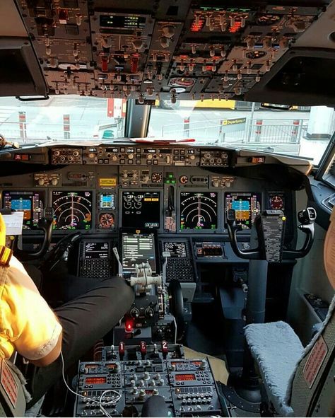 737 Cockpit, Boeing 737 Cockpit, Pilots Quotes Aviation, Job Dream, Future Pilot, Pilot Quotes, Aviation Education, Airplane Pilot, Boeing 787